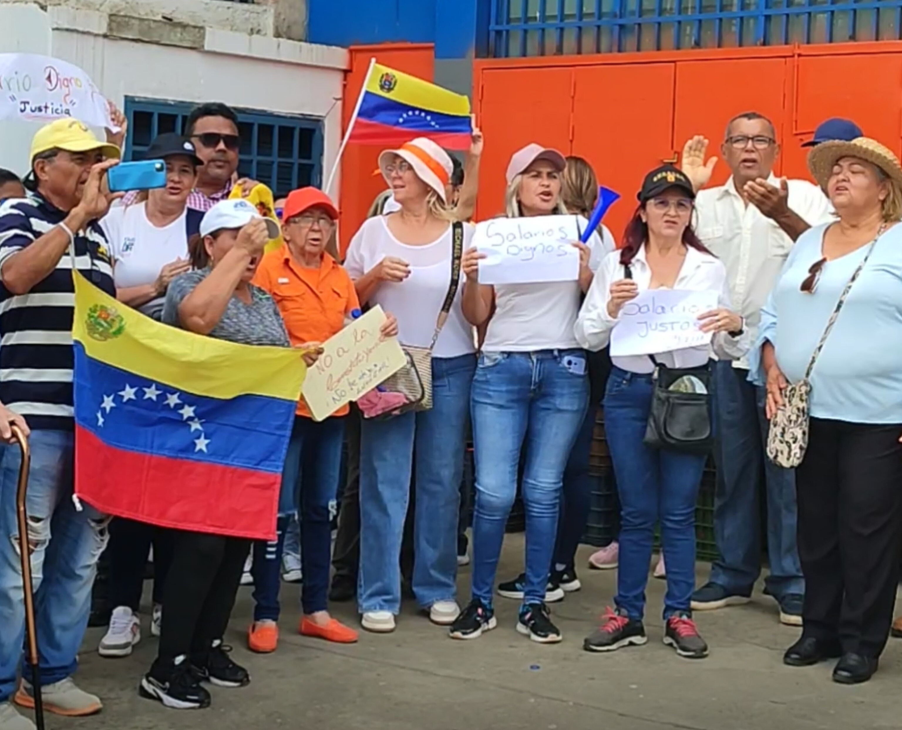 Maestros rechazan bonos y exigen salarios dignos 